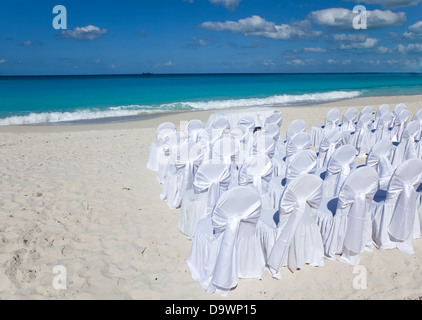 Stühle und Tische warten Hochzeit am tropischen Strand. Stockfoto