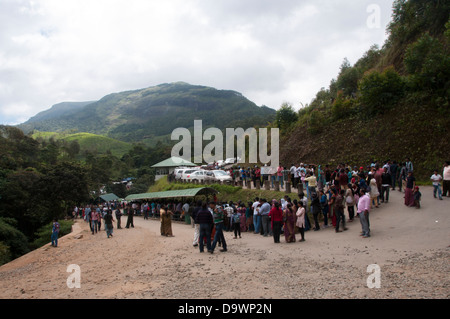 lange Schlange der wartenden für ihre Tickets an Parambikulam Nationalpark Kerala Indien Stockfoto