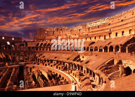 Hell purpurroter Sonnenuntergang über das antike Kolosseum. Rom. Italien Stockfoto