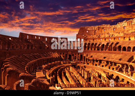 Hell purpurroter Sonnenuntergang über das antike Kolosseum. Rom. Italien Stockfoto