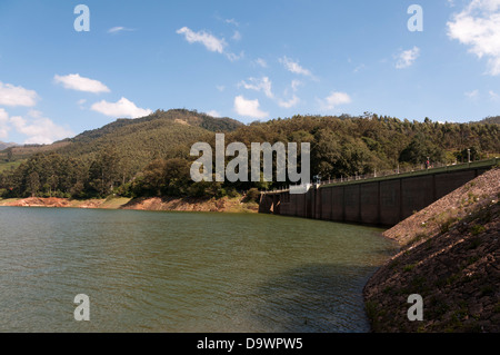 Mattupetty Dam Reservoir, in der Nähe von Munnar, Kerala. Stockfoto