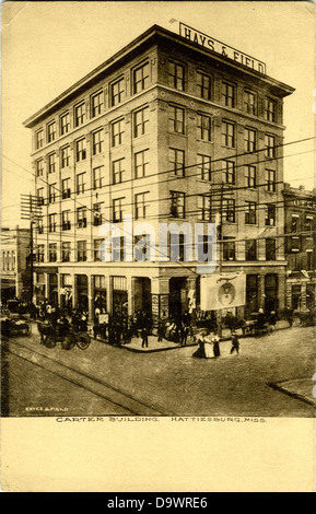 Diese historische Postkarte zeigt das Carter Building in Hattiesburg, Mississippi, und erfasst den architektonischen Stil und die städtische Landschaft der Gegend während der Zeit, als sie aufgenommen wurde. Stockfoto