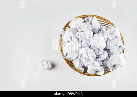 zerknittertes Papier an einem Lagerplatz Stockfoto