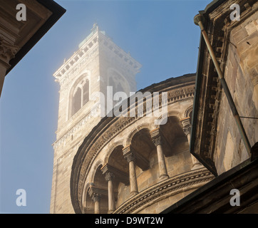 Bergamo - Turm der Kathedrale Santa Maria Maggiore im Morgennebel Stockfoto