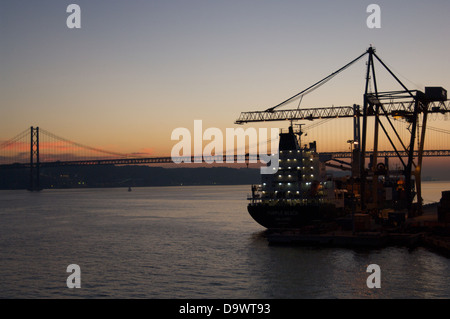 Sonnenuntergang im Hafen von Lissabon Stockfoto