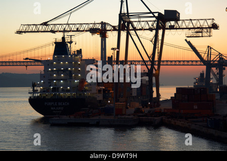Sonnenuntergang im Hafen von Lissabon Stockfoto