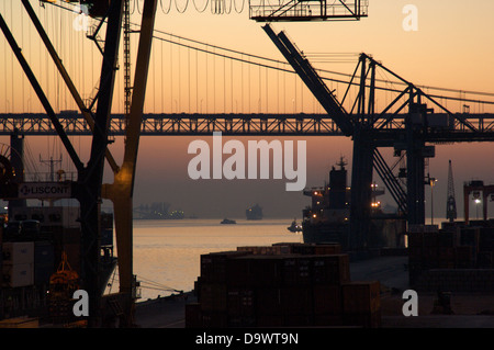 Sonnenuntergang im Hafen von Lissabon Stockfoto