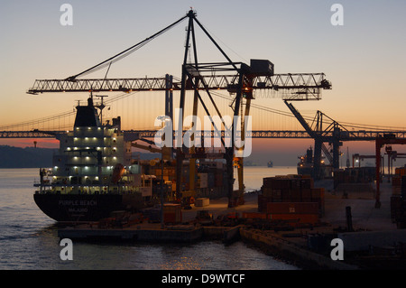 Sonnenuntergang im Hafen von Lissabon Stockfoto