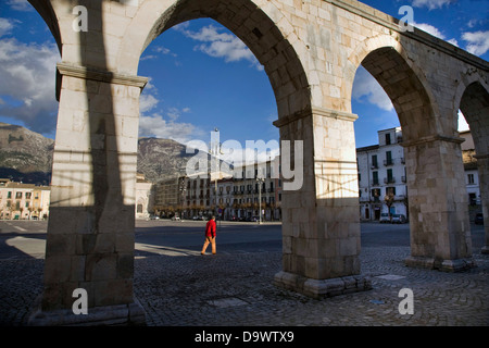 Ein 13. Jahrhundert Aquädukt durchzieht die Stadt Sulmona, Italien. Stockfoto