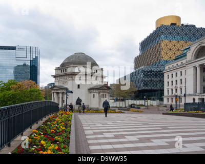 Die neue Birmingham Bibliotheksgebäude am Centenary Square, Broad Street, Birmingham, zusammen mit der Halle der Erinnerung & Hyatt hotel Stockfoto