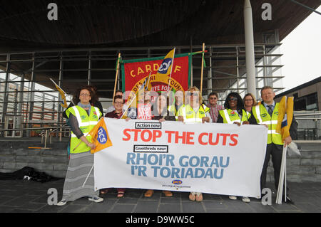 Cardiff - UK 27. Juni 2013 - Mitglieder der PCS Union protestiert gegen die Regierung schneidet heute außerhalb der Senydd in Cardiff Bay. Bildnachweis: Phil Rees/Alamy Live-Nachrichten Stockfoto
