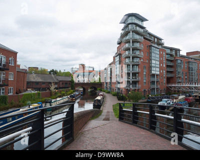 Innenstadtwohnungen entlang der Canalside gehen, in der Nähe von Brindley Place, Birmingham Stockfoto