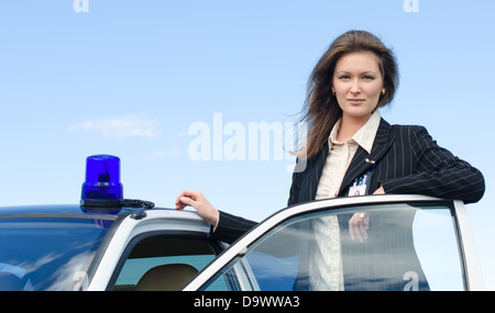 Junge weibliche FBI-Agent stehen in der Nähe von Autotür öffnen Stockfoto