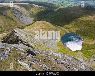 Blick über scharfe Kante und Skalen Tarn von nahe dem Gipfel des Blencathra (oder Saddleback), einen Berg im englischen Lake District Stockfoto