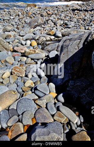 Rock-Formen und Kieselsteinen an Welcombe Mündung. Nord-Devon Stockfoto