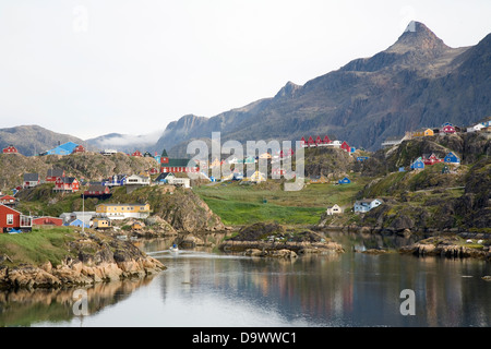 Das Festhalten an einem felsigen Küstenstreifen an der grönländischen Westküste, ist bunte Sisimiut die zweitgrößte Stadt des Landes Stockfoto