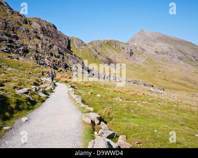 Der Unterlauf des Snowdon Pyg Strecke schlängelt sich in Richtung Bwlch y Moch unter Kegels Gipfel Satelliten Crib Goch Stockfoto