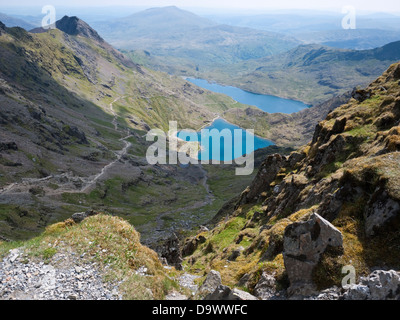 Blick nach unten Cwm Dyli über Glaslyn und Llyn Llydaw von Gipfelhängen des Snowdon. Crib Goch links und Moel Siabod in der Ferne Stockfoto