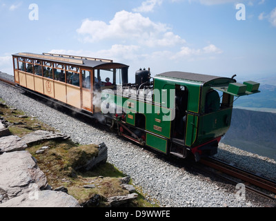 Snowdon Mountain Railway Heritage Beförderung und Dampf ziehen Lokomotive "Enid" auf das Finale auf den Gipfel Stockfoto