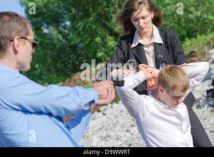 Zwei FBI-Agenten leiten Festnahme eines Straftäters Stockfoto