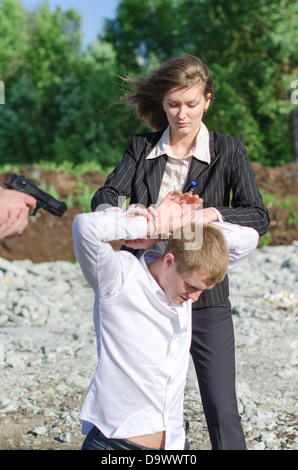 Zwei FBI-Agenten leiten Festnahme eines Straftäters Stockfoto