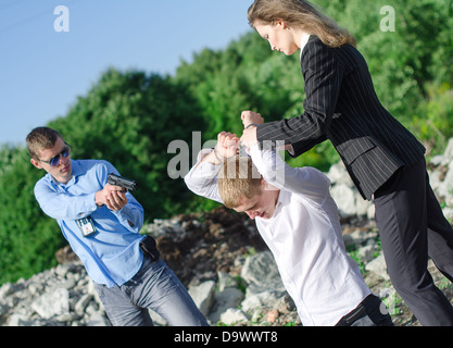 Zwei FBI-Agenten leiten Festnahme eines Straftäters Stockfoto