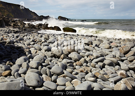 Rock-Formen und Kieselsteinen an Welcombe Mündung. Nord-Devon Stockfoto