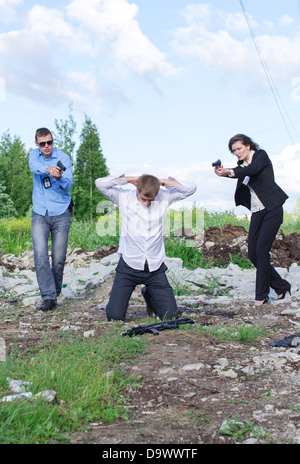 Zwei FBI-Agenten leiten Festnahme eines Straftäters Stockfoto