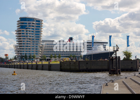 Cunard Line-Kreuzfahrtschiff, die Queen Mary 2 angedockt am 12. August 2012 in Hamburg, Deutschland. Stockfoto