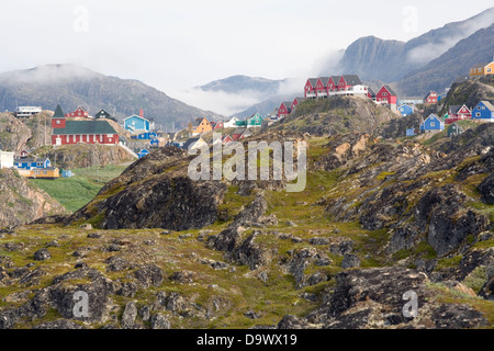 Das Festhalten an einem felsigen Küstenstreifen an der grönländischen Westküste, ist bunte Sisimiut die zweitgrößte Stadt des Landes Stockfoto