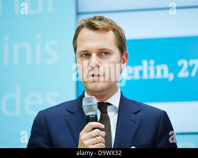 Berlin, Deutschland. 27. Juni 2013. Daniel Bahr (FDP), Bundesminister für Gesundheit, gibt eine Pressekonferenz über die Übergabe des Berichts der beratenden Expertengruppe für die Überarbeitung der langfristigen Bedarf der Pflege (Pflegebedürftigkeitsbegriffs) an das Ministerium für Gesundheit in Berlin. / Foto: Daniel Bahr (FDP), Bundesminister für Gesundheit, bei einer Pressekonferenz in Berlin. Bildnachweis: Reynaldo Chaib Paganelli/Alamy Live-Nachrichten Stockfoto