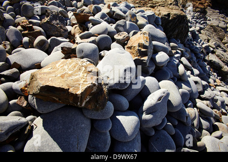 Rock-Formen und Kieselsteinen an Welcombe Mündung. Nord-Devon Stockfoto