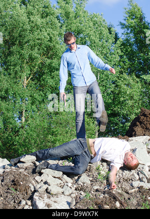 Täter die Leiche entledigt, wirft von einer Klippe Stockfoto