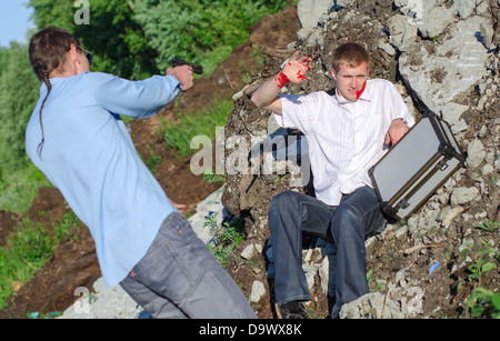 Verbrecher, die mit einer Pistole bedroht Stockfoto