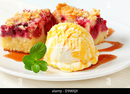 Beerenfrucht Streusel-Kuchen mit Eis und Sirup Stockfoto