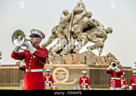 US Marine Trommel & Bugle Corps Mitglied führt während der Sonnenuntergang-Parade auf der Marine Corps War Memorial 25. Juni 2013 in Arlington, VA. Stockfoto