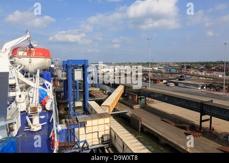 Den Fuß Passagier Fußgängerbrücke mit DFDS Seaways Fähre Sirena an Parkeston Quay Harwich International Port Essex England Großbritannien Großbritannien angedockt Stockfoto