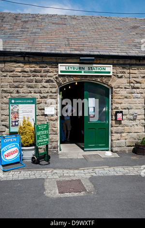 Eintritt zum Bahnhof Leyburn Village Wensleydale North Yorkshire Dales England Großbritannien Großbritannien Großbritannien Großbritannien Großbritannien Großbritannien Großbritannien Großbritannien Großbritannien Großbritannien Großbritannien Großbritannien Großbritannien Stockfoto