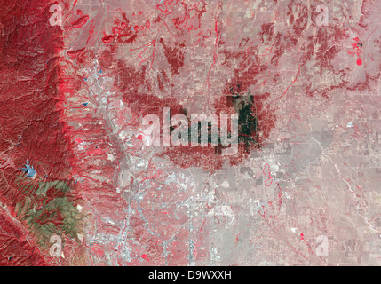 Satelliten-Ansicht aus dem Advanced Spaceborne Thermal Emission und Reflexion Radiometer zeigt die Feuernarbe aus dem Schwarzwald Feuer 24. Juni 2013 in der Nähe von Colorado Springs, CO. Vegetation bedeckten Land rot im Falschfarbenbild, die sichtbaren und infraroten Licht enthält. Unverbrannte Waldstücke sind leuchtend rot. Unverbrannte Grasland sind rosa. Die dunkelsten graue und schwarze Bereiche werden am stärksten verbrannt. Stockfoto