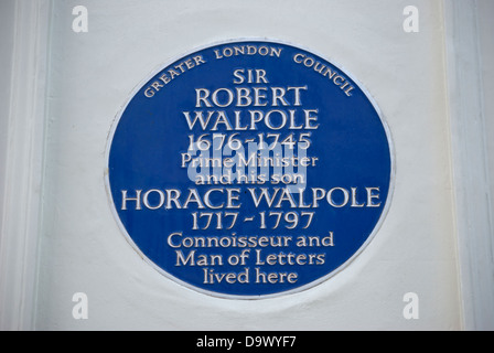 mehr London Rat blaue Plakette markiert ein Haus von Sir Robert Walpole und sein Sohn Horace Walpole Stockfoto