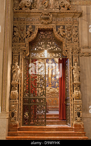 PALERMO - APRIL 9: Barockportal und Kreuzigung von Kapelle an der Nordseite der Kathedrale von Monreale Stockfoto