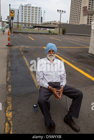 Detroit, Michigan - A Sikh Parkplatz Begleiter. Stockfoto