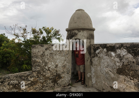 Afrika, Marokko, Ibo Island. Tourist in Scharwachttürmchen auf Johannes den Täufer Fort. Stockfoto
