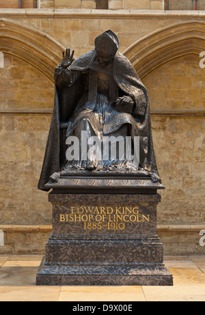 Lincoln - Statue von Edward King im südlichen Querschiff im Inneren der Kathedrale; Lincoln, Lincolnshire, UK, Europa Stockfoto