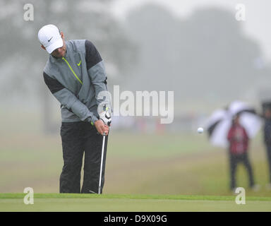 Maynooth, Irland. 27. Juni 2013. Paul Casey-chips auf der 5. grüne in der ersten Runde von den Irish Open aus Karton Haus Golf Club Credit: Action Plus Sport Bilder/Alamy Live News Stockfoto