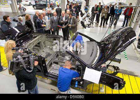 HANDOUT - Der Niedersächsische Ministerpräsident Stephan Weil (SPD) Und responsable von Volkswagen Osnabrück Stehen am 27.06.2013 Im Werk von Volkswagen in Osnabrück (Niedersachsen) eine der Montagelinie Eines Golf Cabrio.  Foto: Volkswagen/Friso Gentsch/Dpa/+++(c) Dpa - Bildfunk +++ Stockfoto