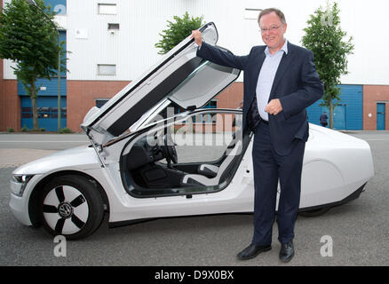 HANDOUT - Der Niedersächsische Ministerpräsident Stephan Weil (SPD) Steht am 27.06.2013 Auf Dem Gelände von Volkswagen in Osnabrück (Niedersachsen) eine Dem 1-Liter-Auto XL1. Foto: Volkswagen/Friso Gentsch/Dpa/+++(c) Dpa - Bildfunk +++ Stockfoto