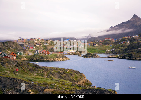 Das Festhalten an einem felsigen Küstenstreifen an der grönländischen Westküste, ist bunte Sisimiut die zweitgrößte Stadt des Landes Stockfoto