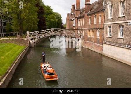 Die hölzerne Brücke, allgemein bekannt als die mathematische Brücke, Queens College, University of Cambridge, Cambridge, England. Stockfoto