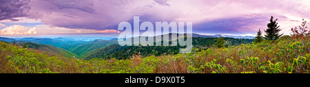 180-Grad-Panorama der Berge in North Carolina und Gewitter Stockfoto